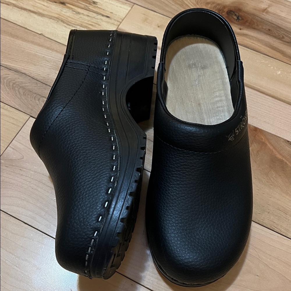 Strovels 304 Black Leather Clogs - Picture 11 of 16